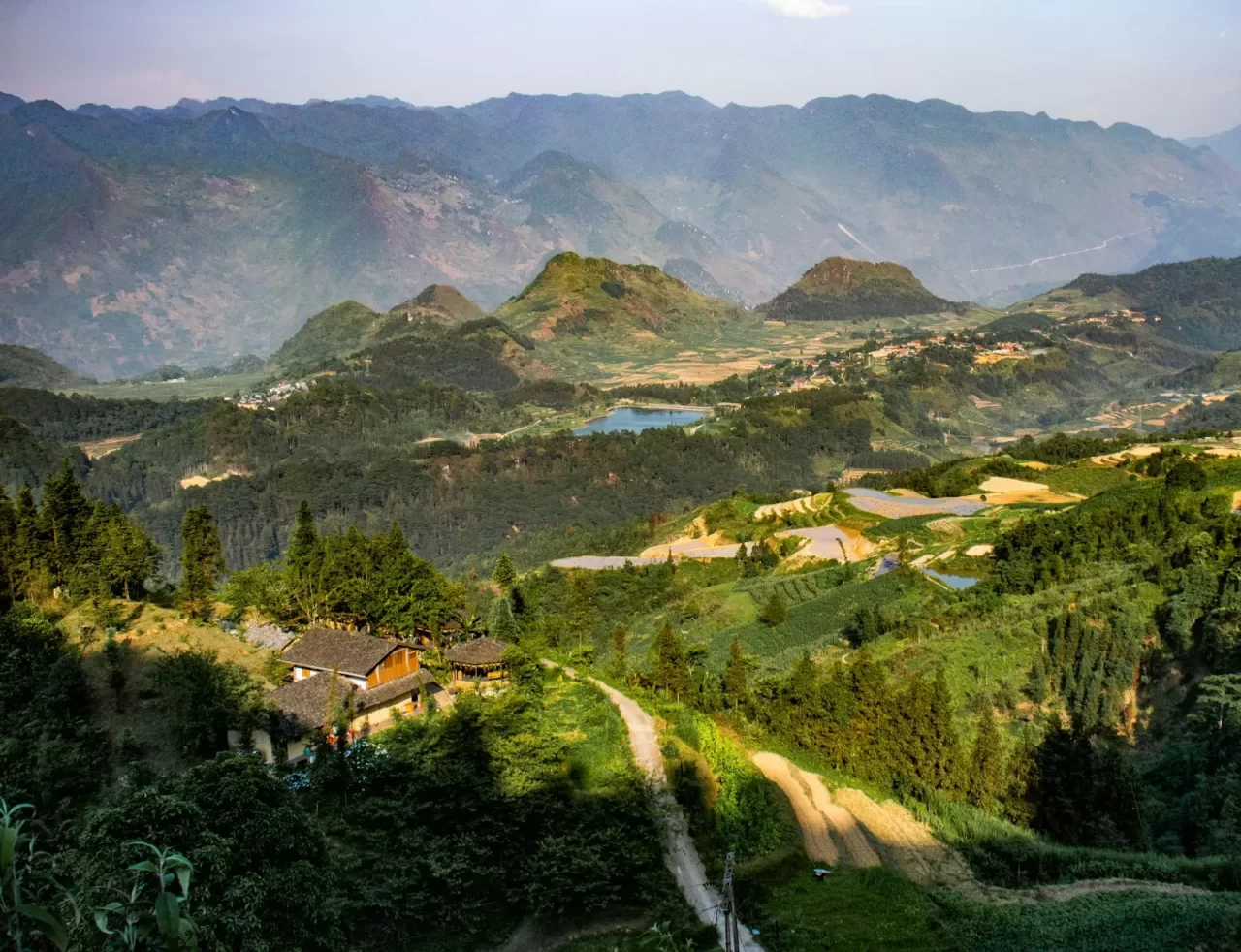 Con đường uốn quanh thung lũng và núi non xanh ở Hà Giang