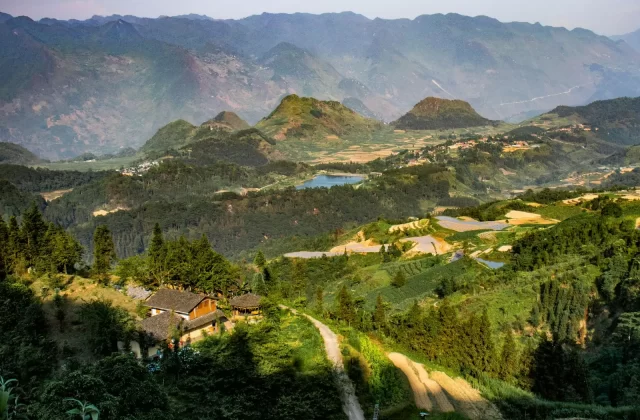 Con đường uốn quanh thung lũng và núi non xanh ở Hà Giang