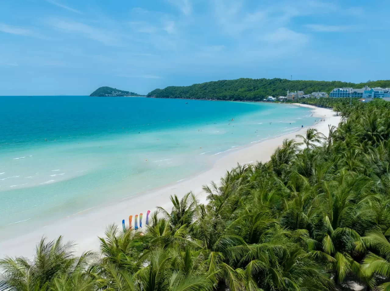 Bãi biển cát trắng nước xanh ngọc và hàng dừa ở Phú Quốc
