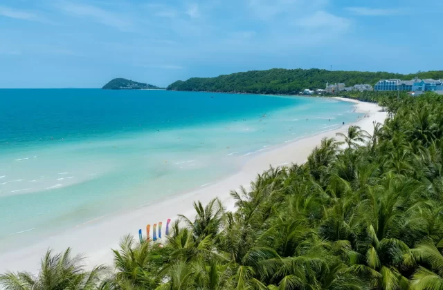 Bãi biển cát trắng nước xanh ngọc và hàng dừa ở Phú Quốc