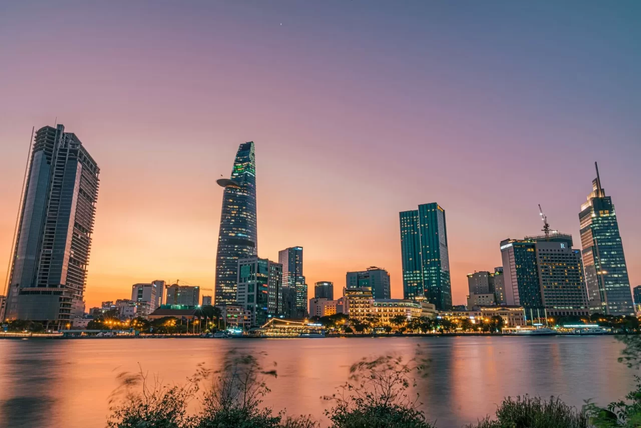 Dãy nhà cao tầng bên sông Sài Gòn lúc hoàng hôn, TP.HCM