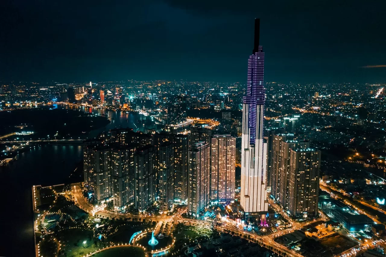 Toàn cảnh Sài Gòn về đêm với tòa tháp Landmark 81 sáng đèn