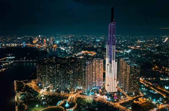 Toàn cảnh Sài Gòn về đêm với tòa tháp Landmark 81 sáng đèn