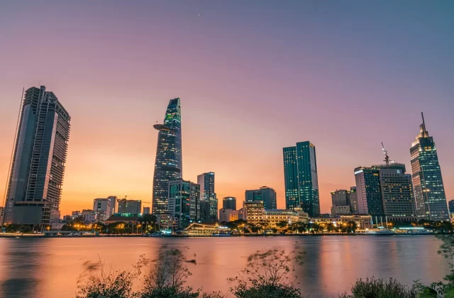 Dãy nhà cao tầng bên sông Sài Gòn lúc hoàng hôn, TP.HCM