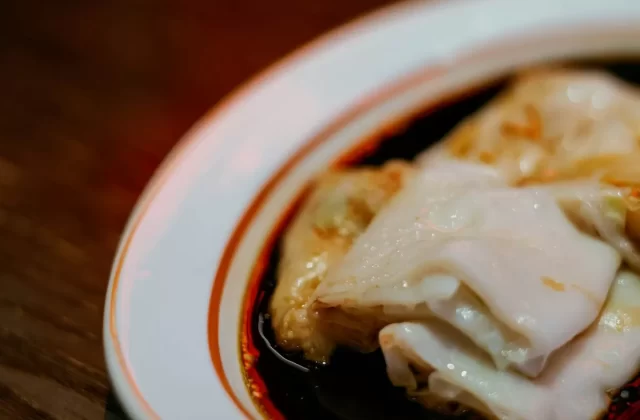 Đĩa bánh cuốn mỏng chan nước tương