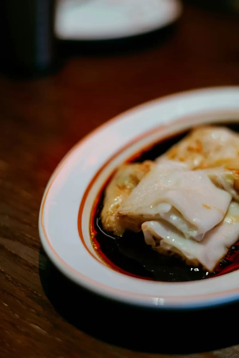 Đĩa bánh cuốn mỏng chan nước tương