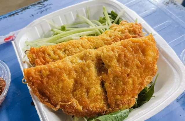 Bánh xèo vàng giòn ăn kèm rau sống trong hộp mang đi