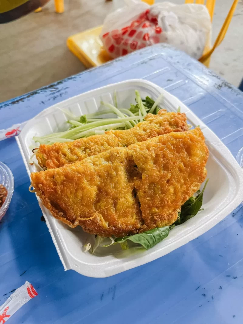 Bánh xèo vàng giòn ăn kèm rau sống trong hộp mang đi