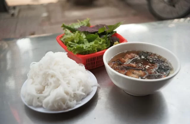 Bún chả với bún tươi, rau sống và bát nước chấm thịt nướng