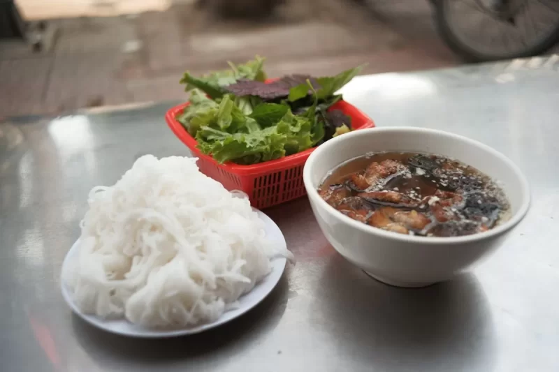 Bún chả với bún tươi, rau sống và bát nước chấm thịt nướng