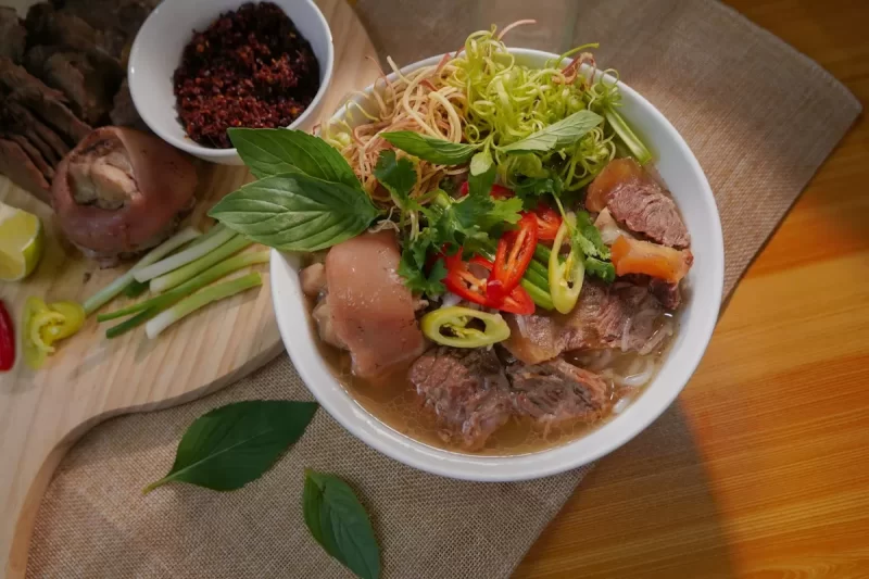 Tô hủ tiếu/bún nước với thịt bò, rau thơm và ớt tươi (ảnh gần giống)