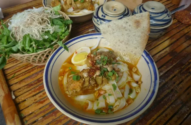 Tô mì Quảng với gà, trứng và bánh tráng nướng