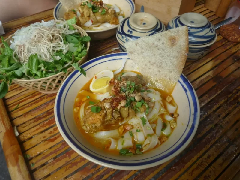 Tô mì Quảng với gà, trứng và bánh tráng nướng