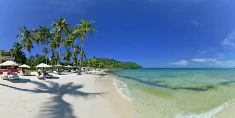 Bãi biển cát trắng, dừa và dù che nắng nước trong xanh