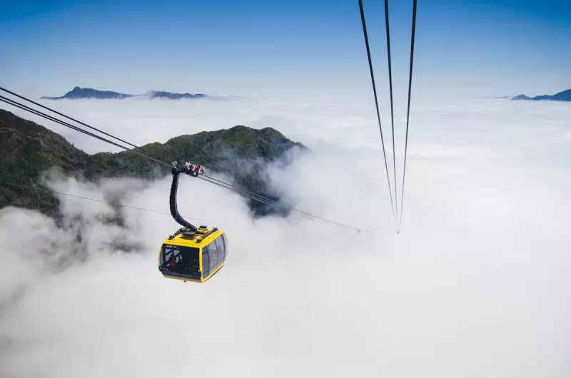 Cabin cáp treo vàng bay trên biển mây