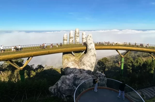 Cầu Vàng trong bàn tay đá khổng lồ trên biển mây Bà Nà Hills