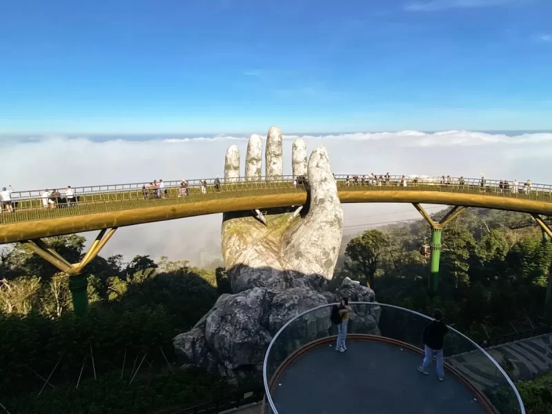 Cầu Vàng trong bàn tay đá khổng lồ trên biển mây Bà Nà Hills