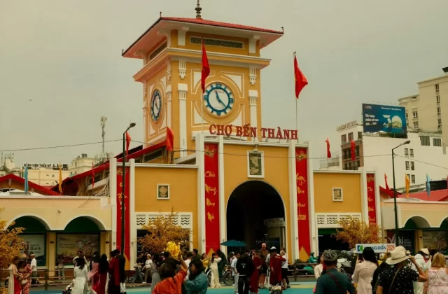 Cổng chợ Bến Thành với tháp đồng hồ và du khách