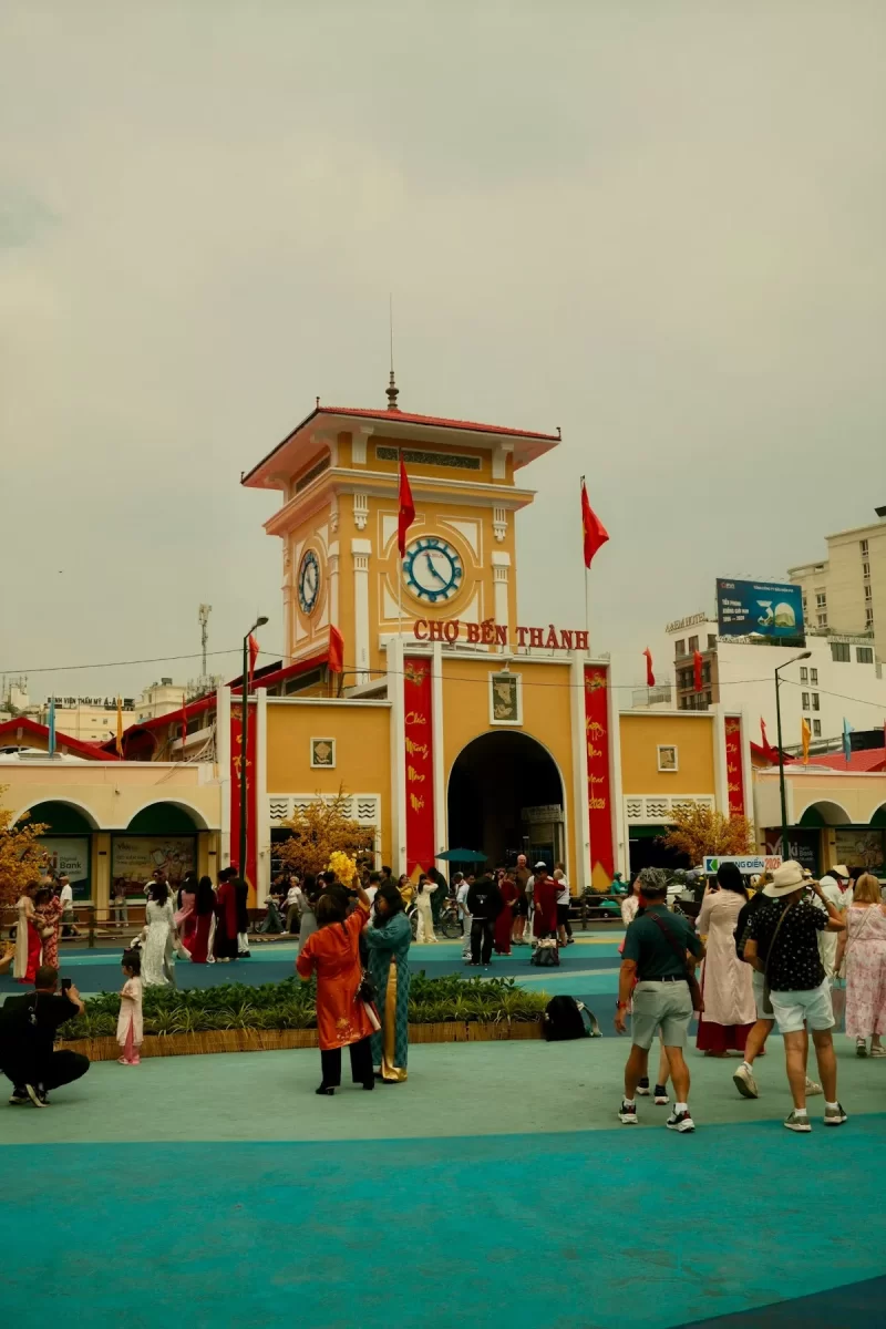 Cổng chợ Bến Thành với tháp đồng hồ và du khách