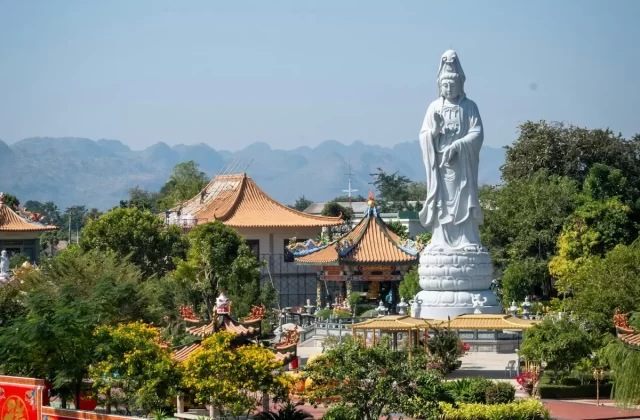 Tượng Quan Âm trắng cao lớn bên mái chùa và mặt nước (ảnh thay cho chùa Linh Ứng)