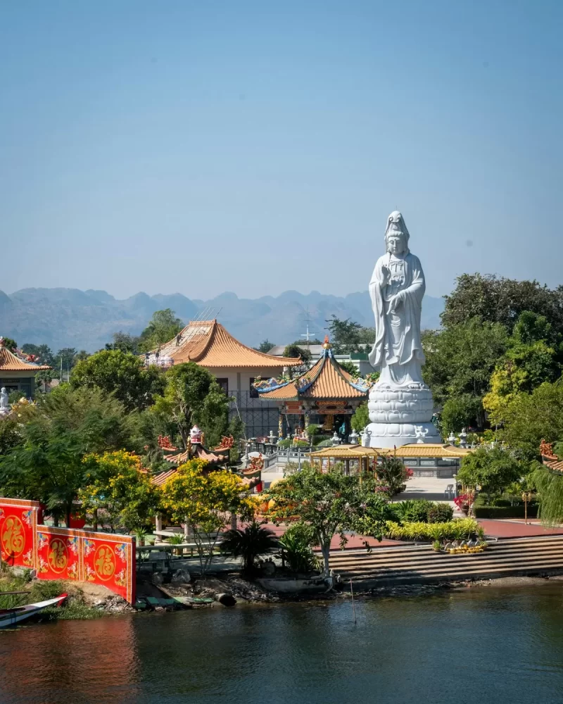 Tượng Quan Âm trắng cao lớn bên mái chùa và mặt nước (ảnh thay cho chùa Linh Ứng)