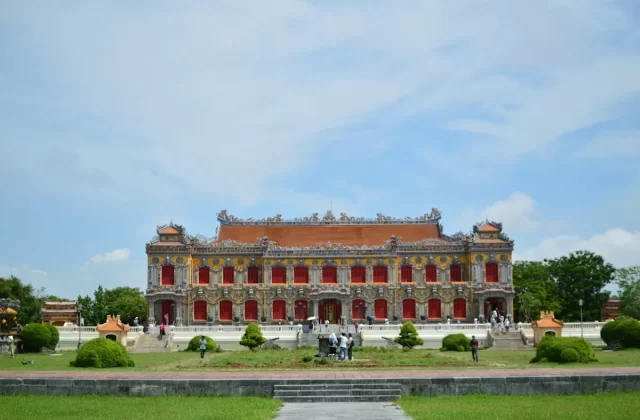Cung điện cổ trong Đại Nội Huế trước bãi cỏ xanh