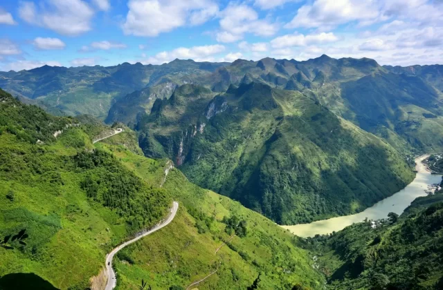Dòng sông và con đèo uốn lượn giữa núi xanh vùng cao