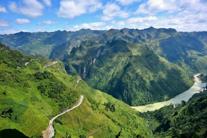Dòng sông và con đèo uốn lượn giữa núi xanh vùng cao