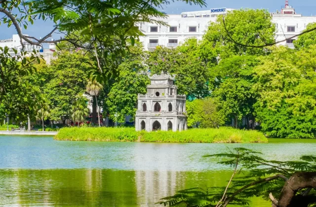 Hồ Hoàn Kiếm và Tháp Rùa giữa hàng cây xanh