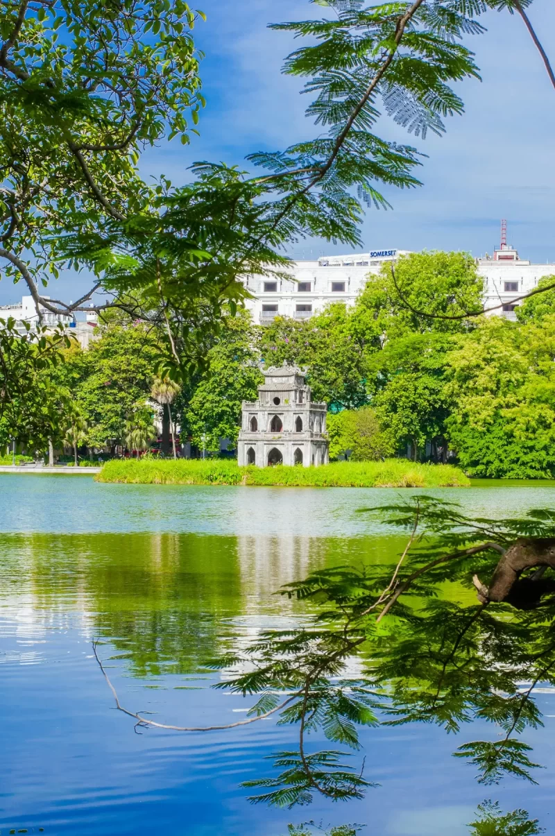Hồ Hoàn Kiếm và Tháp Rùa giữa hàng cây xanh