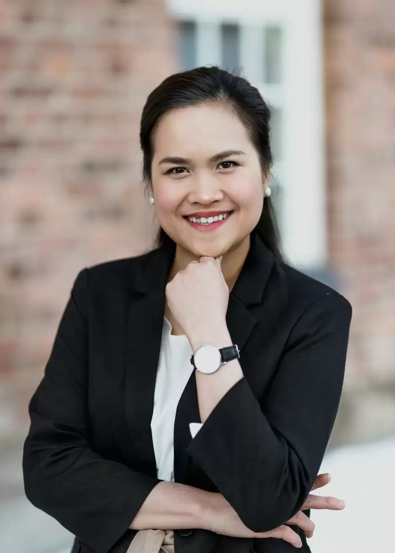 Chân dung nữ chuyên gia tư vấn hành trình mặc blazer đen, mỉm cười