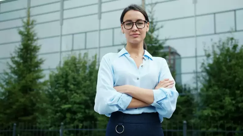 Chân dung nữ chuyên gia tư vấn hành trình đeo kính, khoanh tay