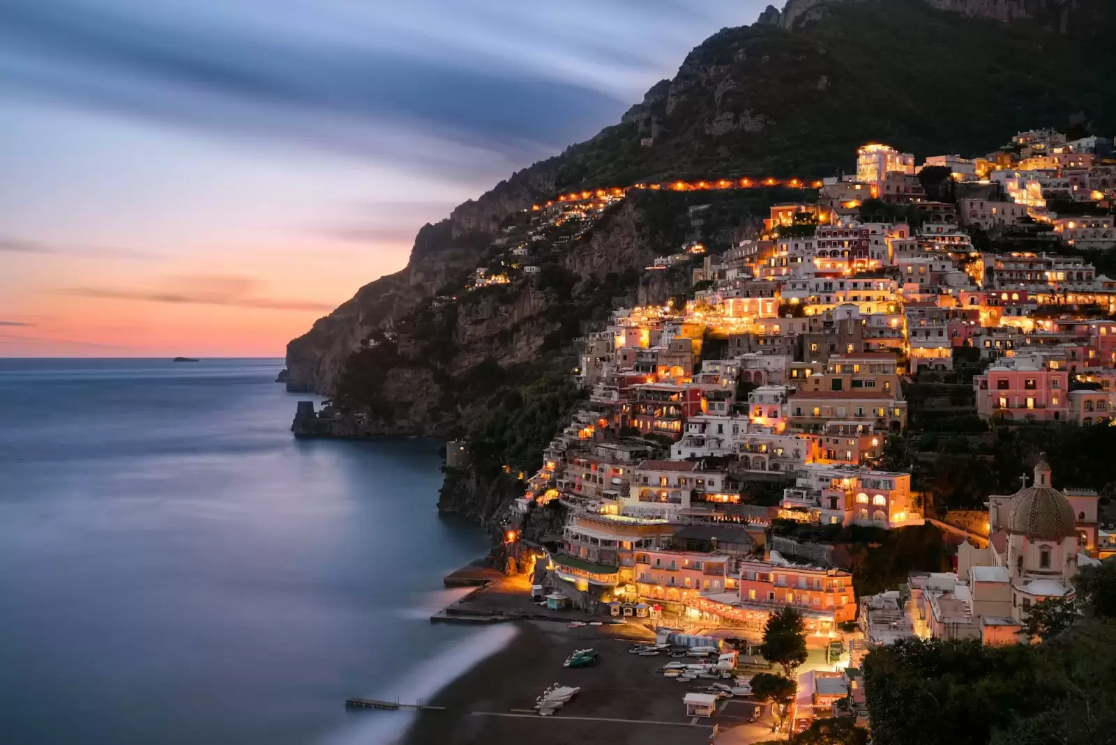 Làng Positano bám sườn đồi thắp đèn về đêm bên bờ biển Amalfi