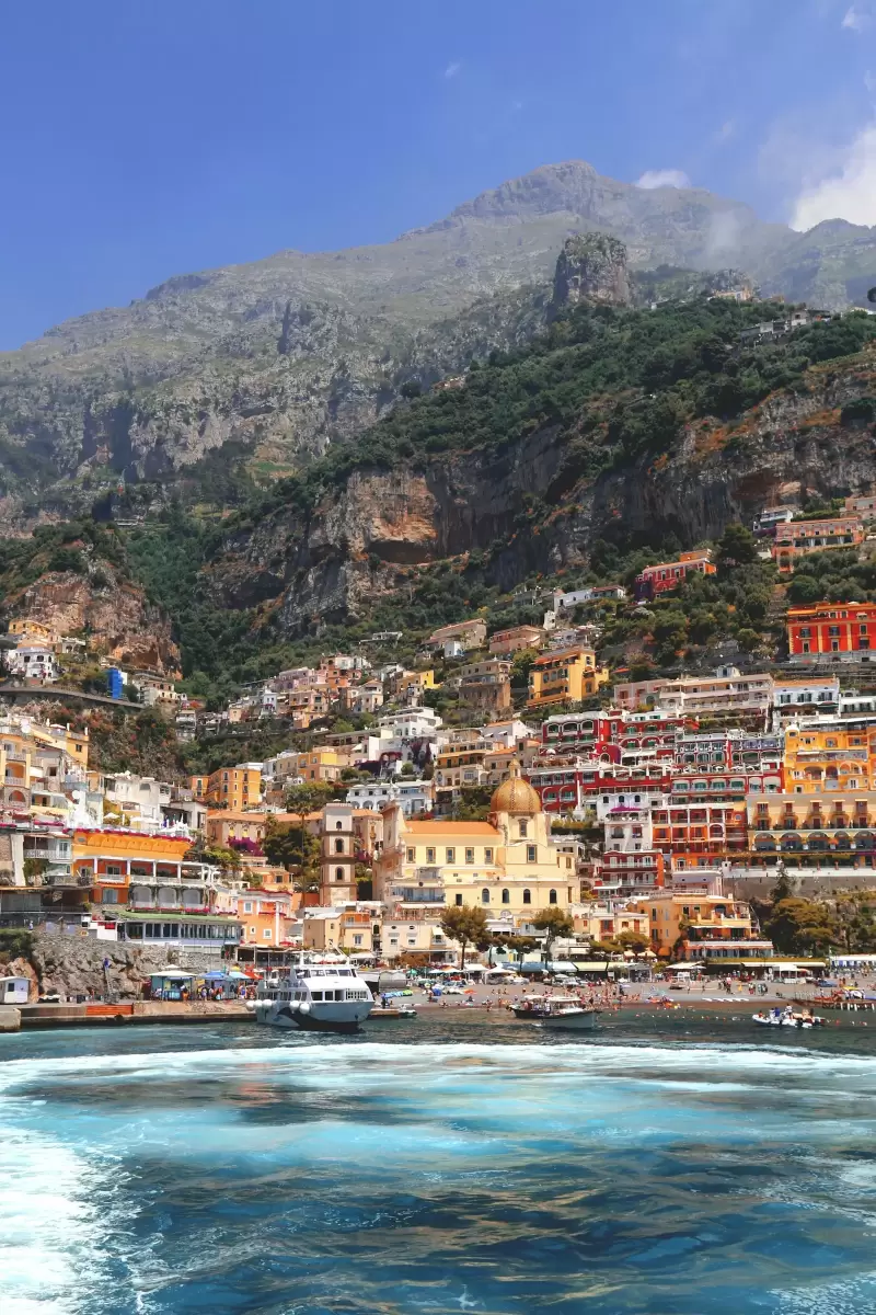 Những ngôi nhà nhiều màu trên sườn dốc nhìn ra biển ở bờ biển Amalfi
