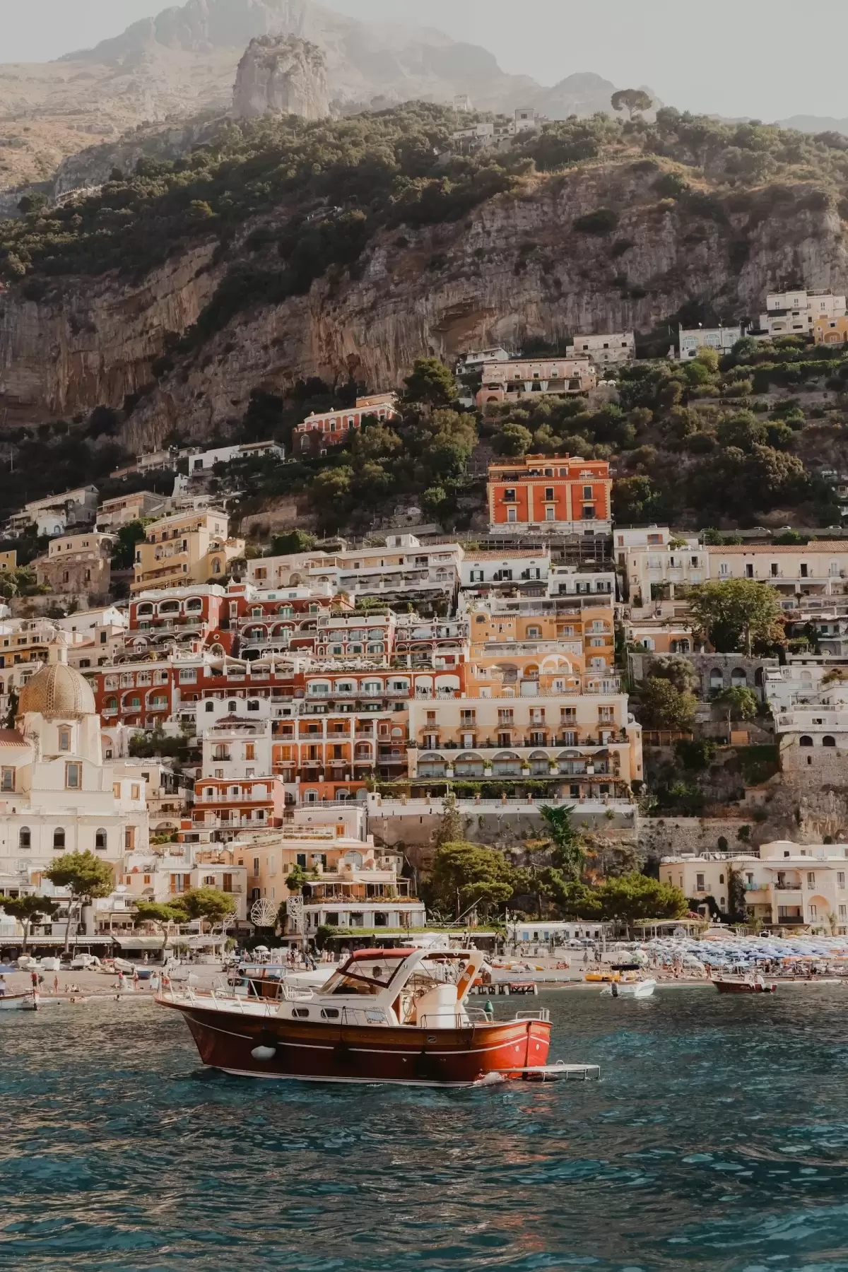Nhà trắng và nâu bên vịnh biển ở Positano, Ý