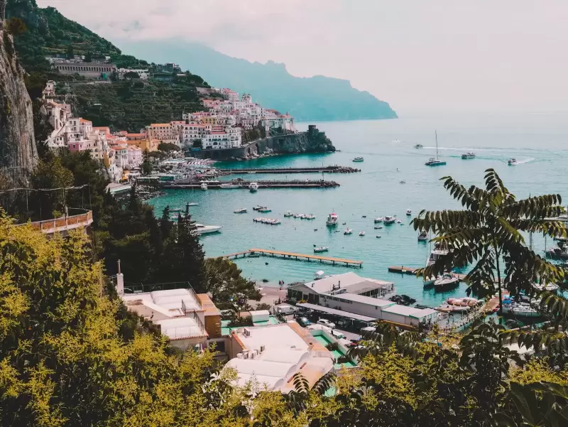 Làng ven biển nhìn từ xa trên bờ biển Amalfi, Ý