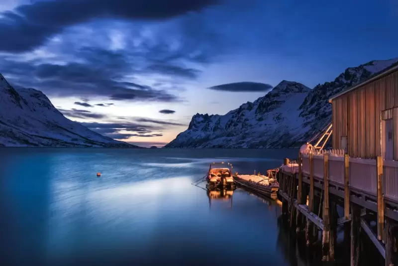Fjord và nhà gỗ bên mặt nước lúc chạng vạng ở miền bắc Na Uy