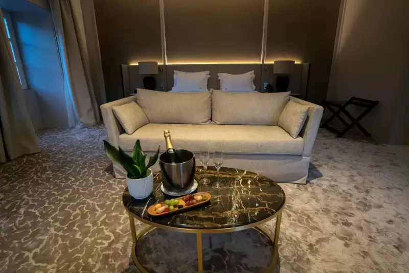 Suite sang trọng với ghế sofa, bàn đá và xô đá champagne