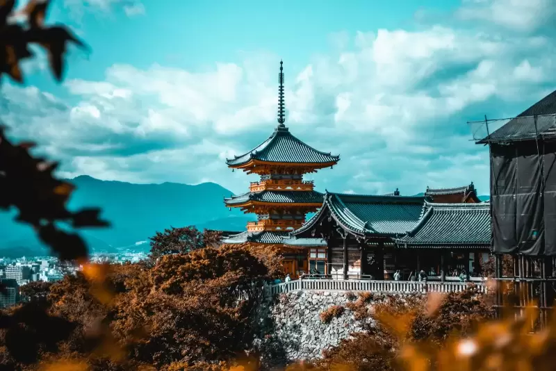 Ngôi chùa năm tầng nhìn ra Kyoto giữa lá thu