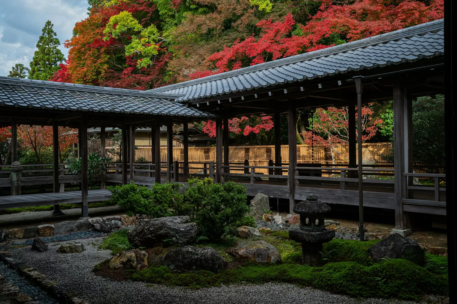 Hành lang gỗ trong khu vườn Nhật mùa lá đỏ ở Kyoto
