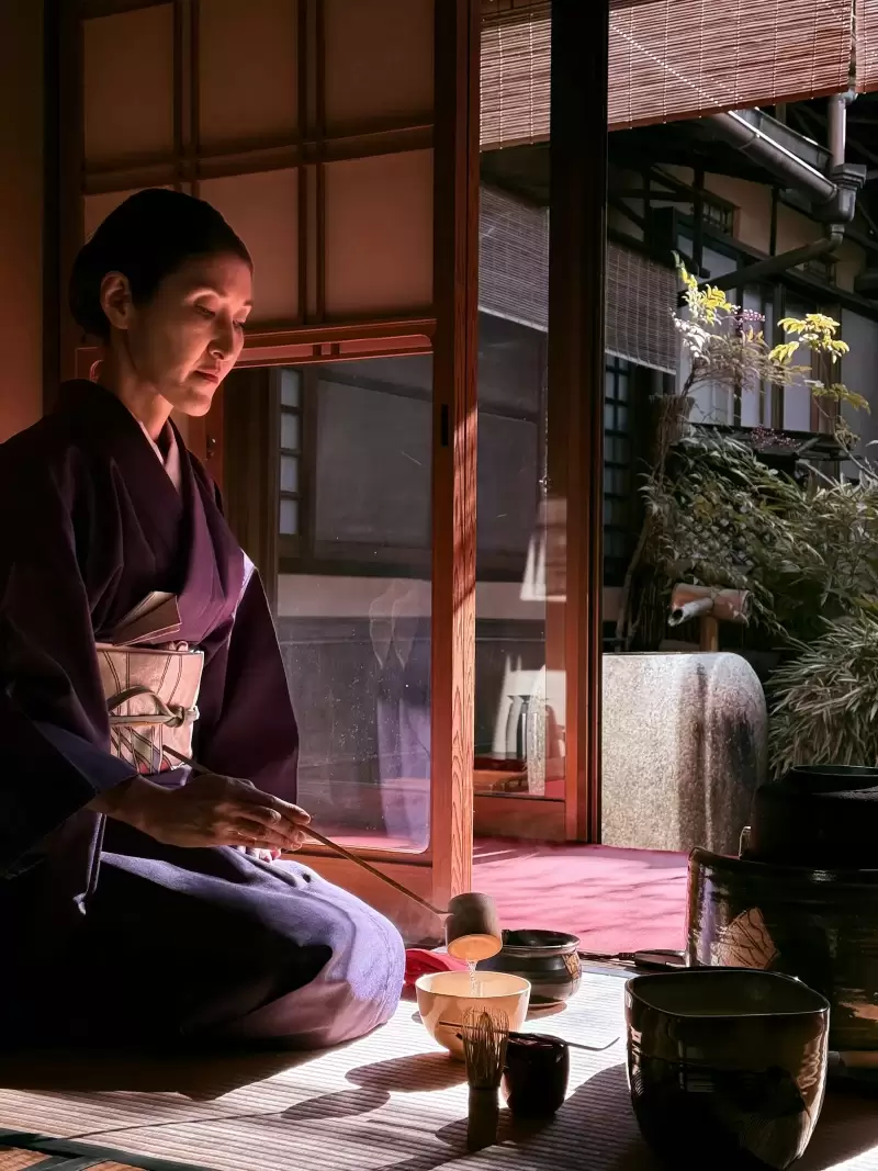 Trà sư mặc kimono thực hiện buổi trà đạo tại Kyoto