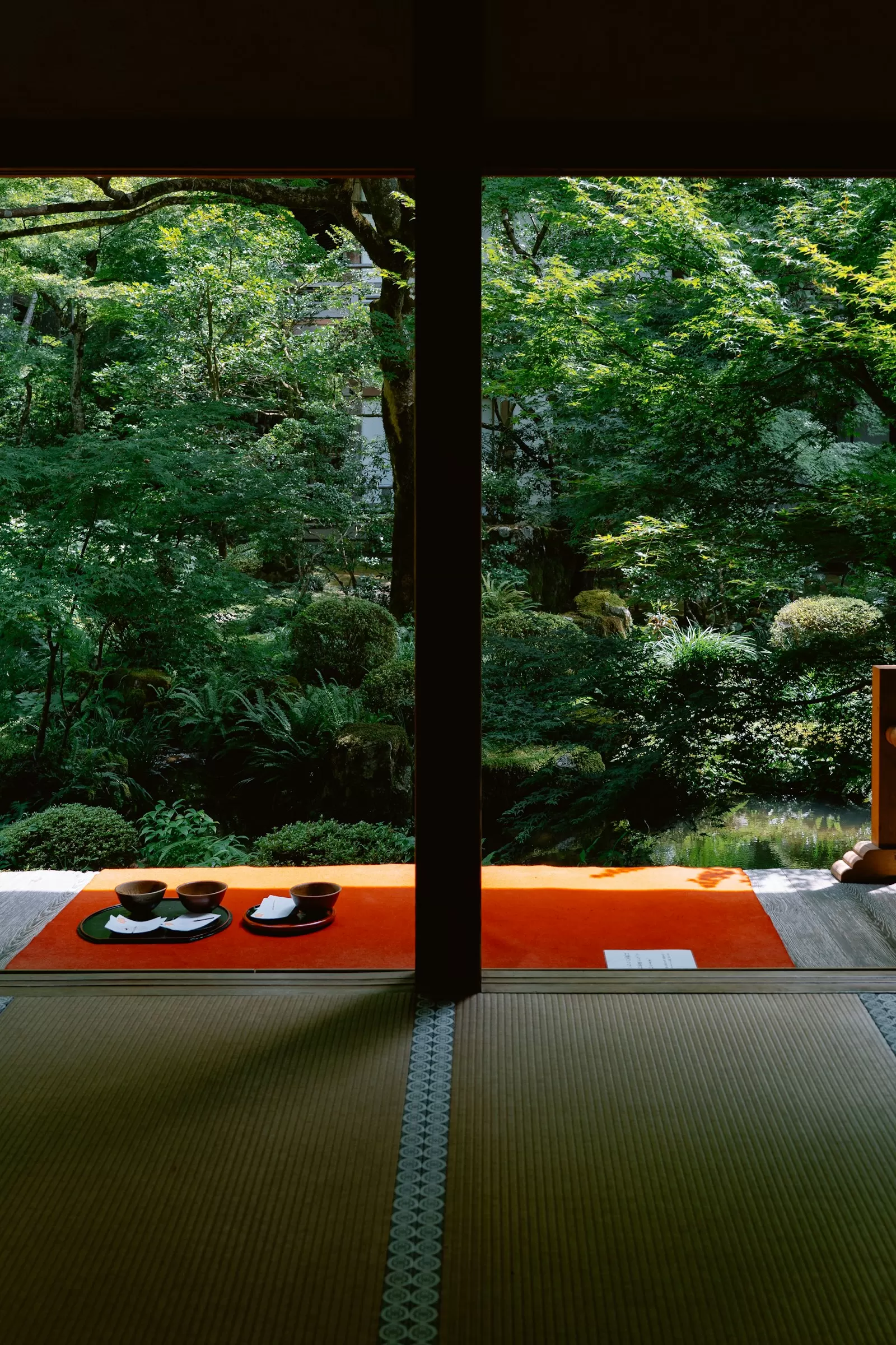 Phòng tatami nhìn ra khu vườn riêng của một ryokan ở Kyoto