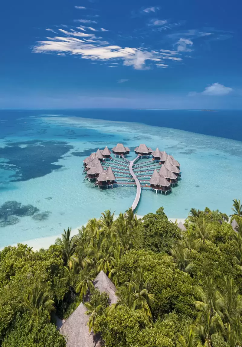 Những biệt thự trên nước xếp thành vòng tròn quanh đầm phá màu ngọc lam tại Maldives