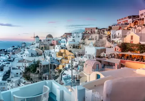 Những ngôi nhà trắng bám vách đá và biển Aegean ở Oia, Santorini