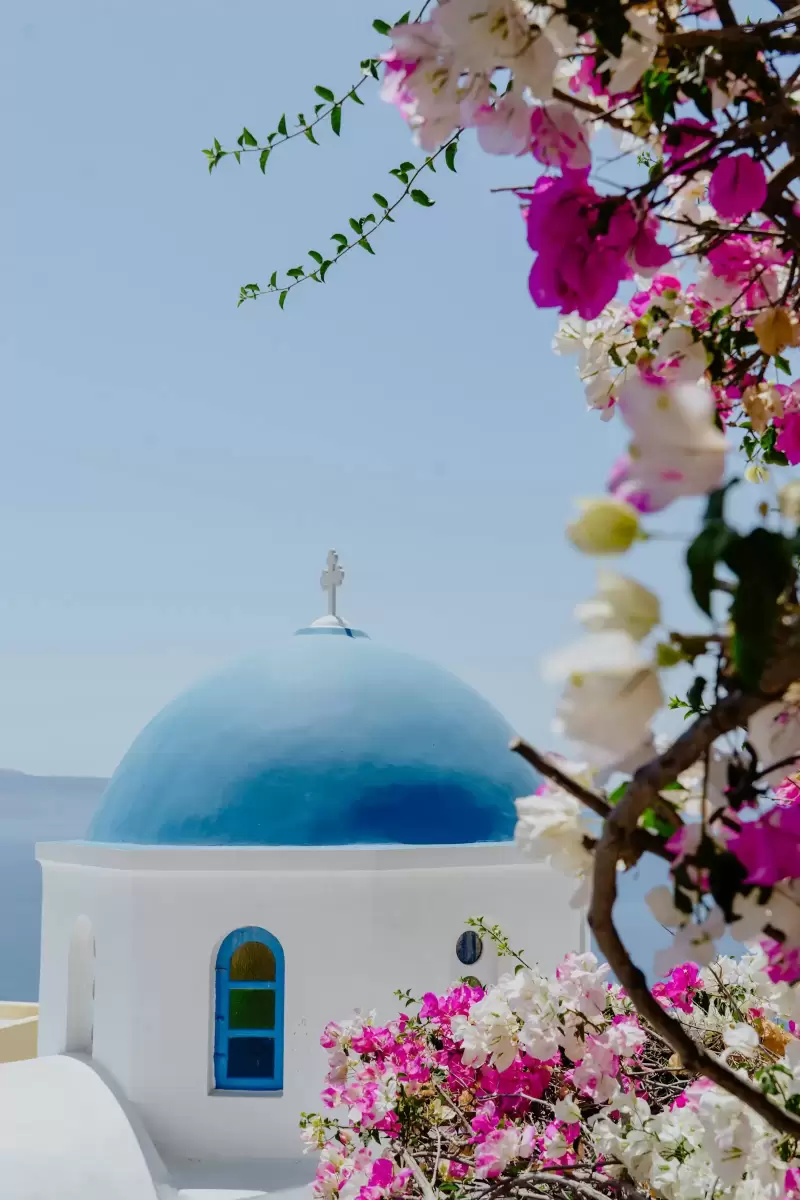 Mái vòm xanh của nhà thờ nhỏ nhìn ra vịnh Santorini, Hy Lạp