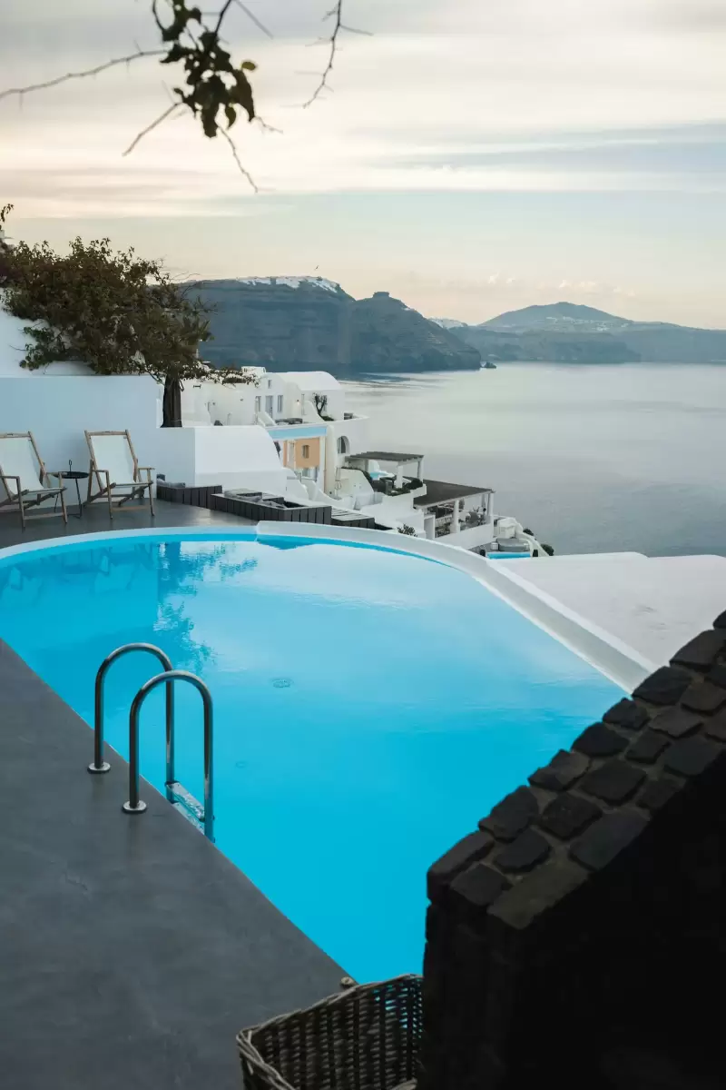 Hồ bơi vô cực nhìn thẳng ra caldera và biển Aegean ở Santorini