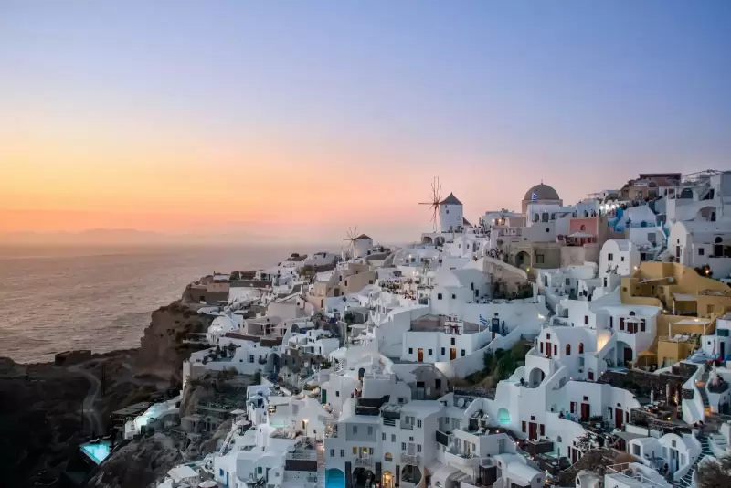 Làng trắng nhìn ra biển lúc hoàng hôn ở Santorini