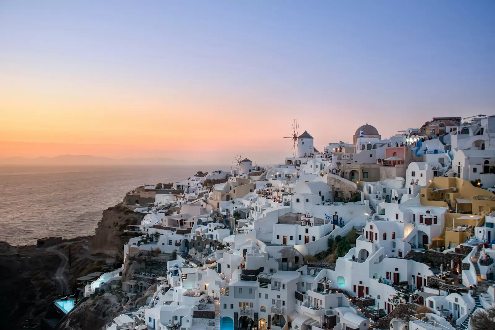 Làng trắng nhìn ra biển lúc hoàng hôn ở Santorini