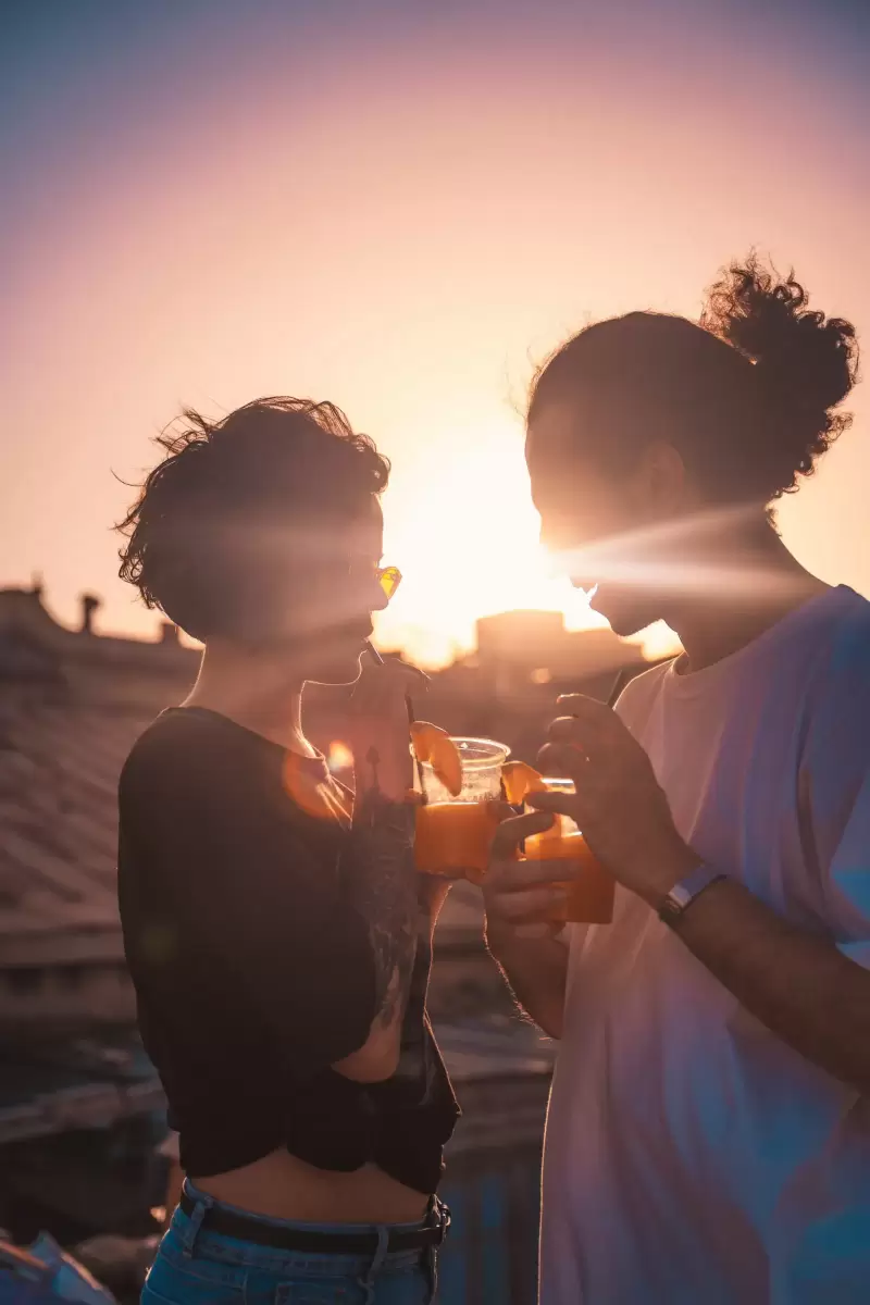 Cặp đôi nắm tay nhau lúc hoàng hôn