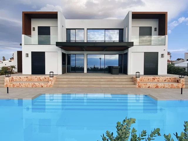 Villa trắng nâu gần hồ bơi